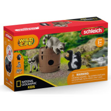 SCHLEICH WILD LIFE Playing with a nut